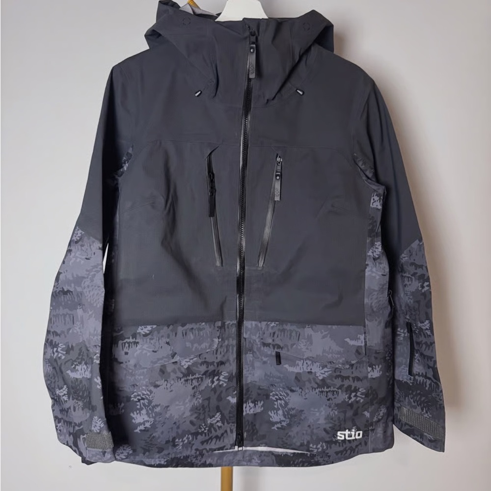 Stio Men's Camouflage Performance Jacket in Black and Gray